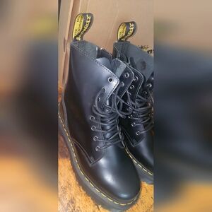 *NEW* Dr. Marten's Air Wave Jadon Platform Boots Black Size 8 (never worn)